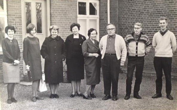 Lærerpersonalet på Sorring skole i 1965. Fra venstre ses Yrsa,NN,Sørine,frk. Poulsen,fru Dige,Werming Pedersen,Gert og Lærer Balle.